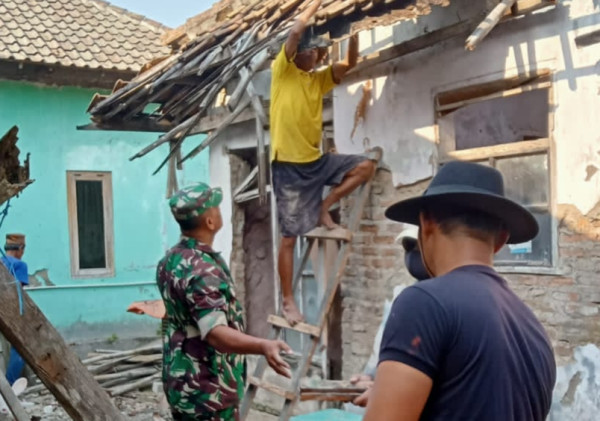 Koramil 0602-18/Kragilan Bersama PT Indah Kiat Merehab Rumah Abdul Halim