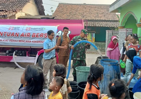 PT Indah Kiat Dan Babinsa Koramil 0602-17/Carenang Distribusikan Bantuan Air Bersih