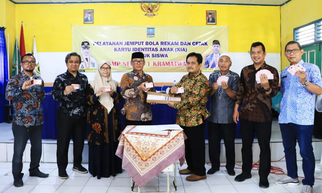 Disdukcapil Kabupaten Serang Bagikan 591 KIA Siswa SMPN 1 Kramatwatu