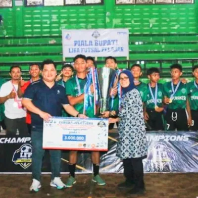 SMPN 1 Cipanas Raih Piala Bupati Liga Futsal Pelajar