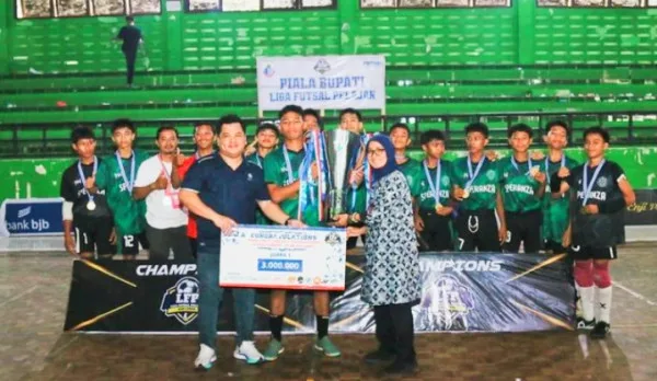 SMPN 1 Cipanas Raih Piala Bupati Liga Futsal Pelajar