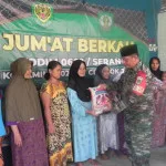 Koramil 0602-05/Cipocok Jaya Berikan Bantuan Beras Kepada Warga Kurang Mampu