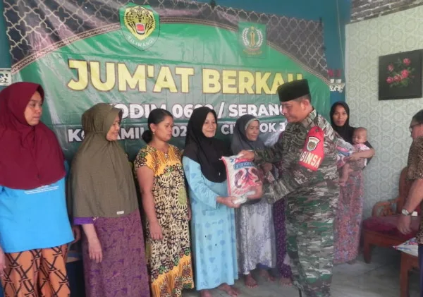 Koramil 0602-05/Cipocok Jaya Berikan Bantuan Beras Kepada Warga Kurang Mampu