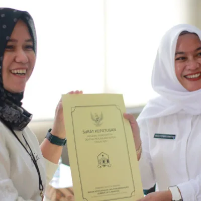 12 Tenaga Honorer Kota Serang Terima Penyerahan SK PPPK oleh Kabid Mutasi BKPSDM Kota Serang