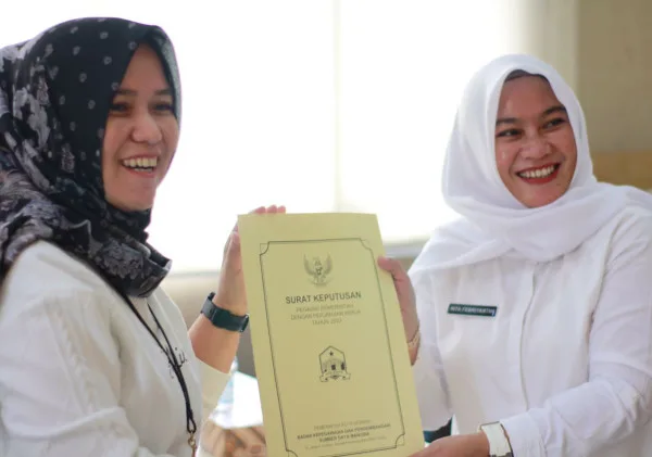 12 Tenaga Honorer Kota Serang Terima Penyerahan SK PPPK oleh Kabid Mutasi BKPSDM Kota Serang
