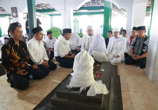 Pj Gubernur Banten Al Muktabar Ziarah ke Makam Achmad Chatib Al Bantani