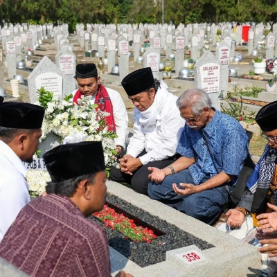 Pj Gubernur Al Muktabar Ziarah ke Makam Tokoh Banten di Jakarta