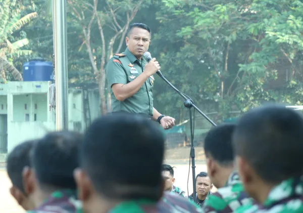 Dandim 0602/Serang Berikan Jam Komandan Kepada Seluruh Prajurit Dan PNS