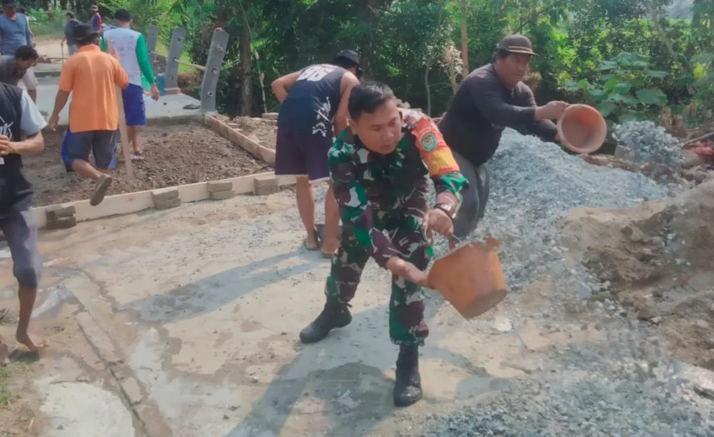 Karya Bakti Babinsa Koramil 0602-15/Baros Bersama Warga