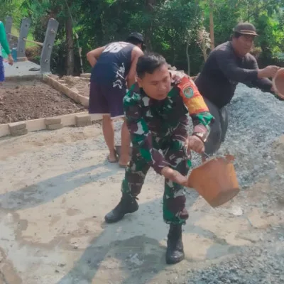 Karya Bakti Babinsa Koramil 0602-15/Baros Bersama Warga