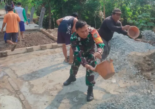 Karya Bakti Babinsa Koramil 0602-15/Baros Bersama Warga