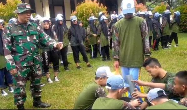 Babinsa Koramil 0602-05/Cipocok Jaya Bina Psikologi Lapangan Pelajar Melalui Permainan