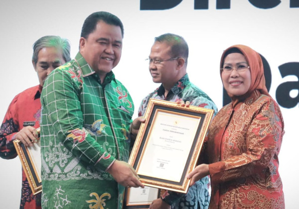 Program Imunisasi Sukses, Bupati Serang Raih Penghargaan Kemenkes