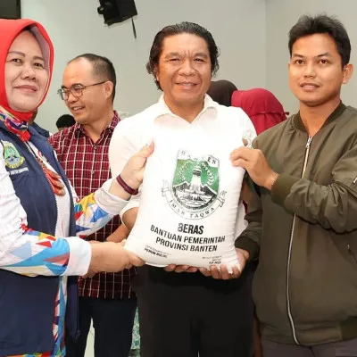 Penyaluran Bantuan Sosial PJ Gubernur Banten Kepada Masyarakat Kota Cilegon