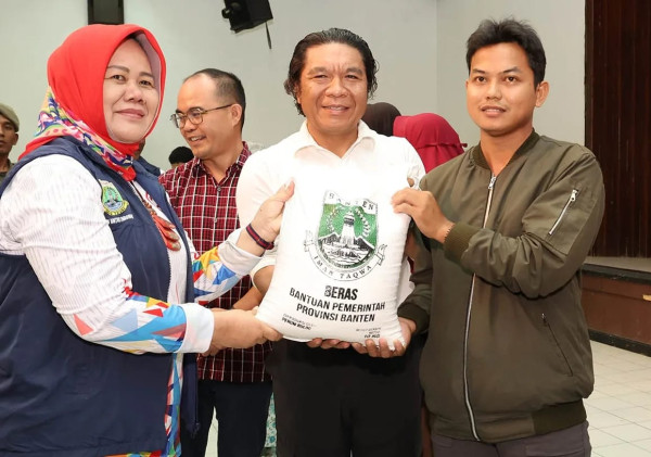 Penyaluran Bantuan Sosial PJ Gubernur Banten Kepada Masyarakat Kota Cilegon