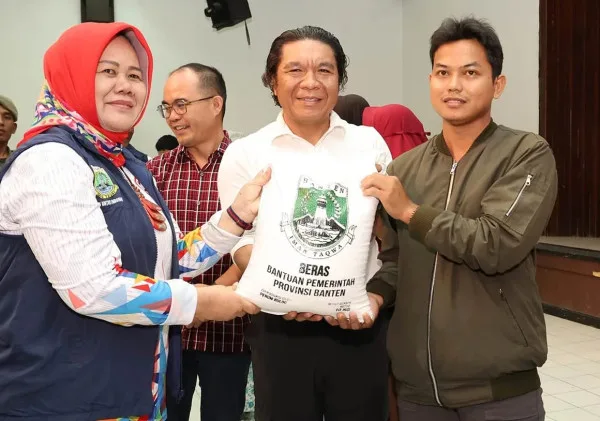 Penyaluran Bantuan Sosial PJ Gubernur Banten Kepada Masyarakat Kota Cilegon