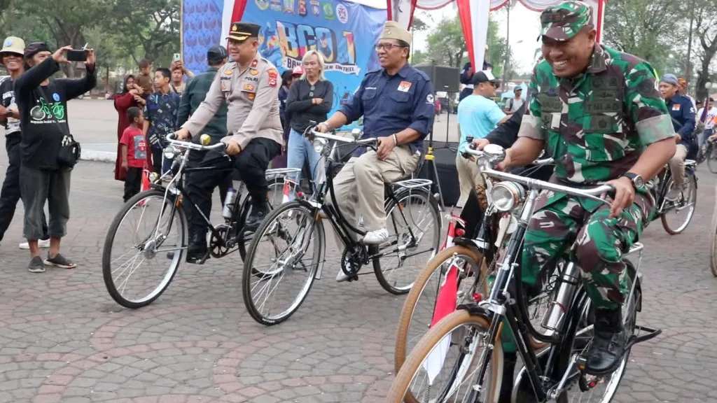 Dandim 0602/Serang Peringati Hari Pahlawan Bersama Komunitas Sepeda Tua