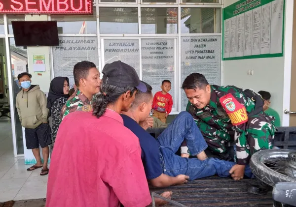 Serda Suteja Babinsa Kodim 0602/Serang Bantu Evakuasi Korban Kecelakaan Lalulintas