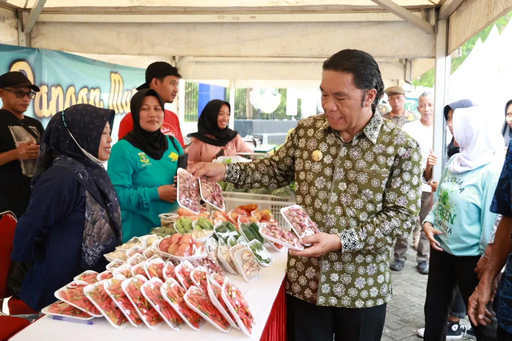 Kendalikan Inflasi, Pj Gubernur Banten Al Muktabar Tinjau Puluhan Stand Pangan Murah
