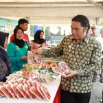 Kendalikan Inflasi, Pj Gubernur Banten Al Muktabar Tinjau Puluhan Stand Pangan Murah