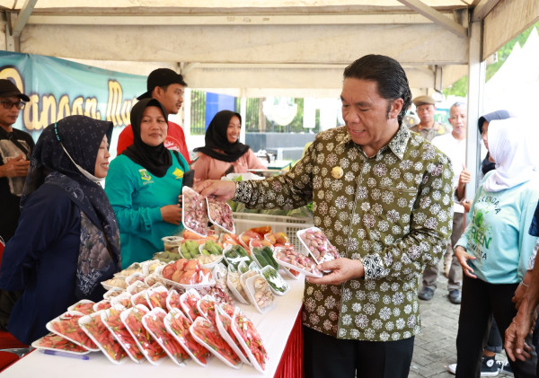 Kendalikan Inflasi, Pj Gubernur Banten Al Muktabar Tinjau Puluhan Stand Pangan Murah