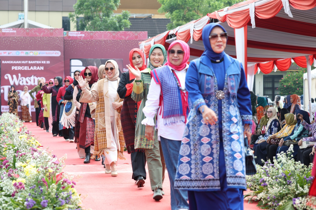 Gelorakan Bangga Buatan Indonesia, Pj Gubernur Al Muktabar Gelar UMKM Wastra Banten