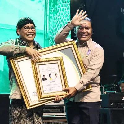 Pj Gubernur Banten Al Muktabar Raih Lencana Bhakti Pembangunan Daerah Dari Kemendes PDTT