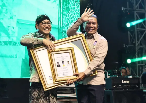 Pj Gubernur Banten Al Muktabar Raih Lencana Bhakti Pembangunan Daerah Dari Kemendes PDTT