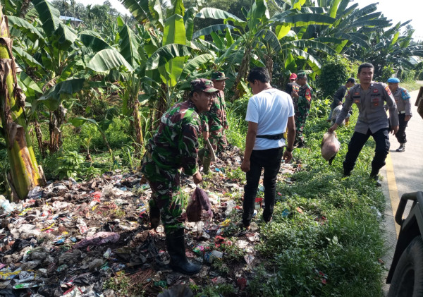 Koramil 0602-13/Padarincang Laksanakan Karbak Pembersihan Sampah Bersama Warg