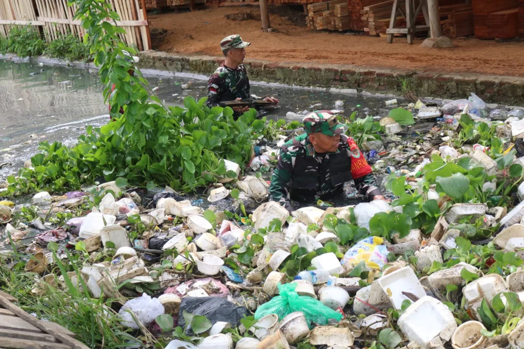 Karya Bakti TNI, Koramil 0602-11/Tirtayasa Bersama Warga Bersihkan Sampah Di Aliran Sungai