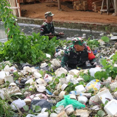 Karya Bakti TNI, Koramil 0602-11/Tirtayasa Bersama Warga Bersihkan Sampah Di Aliran Sungai