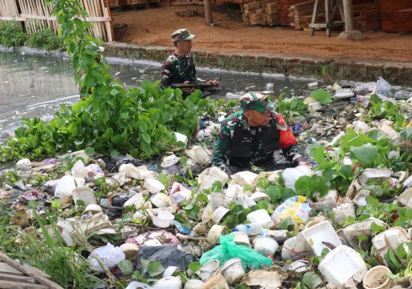 Karya Bakti TNI, Koramil 0602-11/Tirtayasa Bersama Warga Bersihkan Sampah Di Aliran Sungai