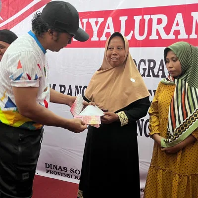 Pj Gubernur Banten Al Muktabar Salurkan Bansos Penanganan Kemiskinan Ekstrem di Kabupaten Lebak
