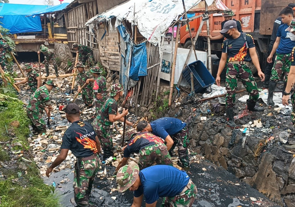 Karya Bakti TNI, Kodim 0602/Serang Bersihkan Tumpukan Sampah Di Saluran Air Rau Timur