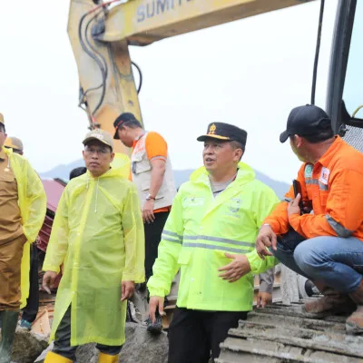 Kapolda Sumut Salurkan Bantuan dan Pastikan Pencarian Korban Longsor di Humbahas