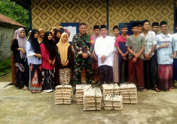 Bakti TNI, Koramil 0602-21/Kopo Berikan Bantuan Telur Ke Pondok Pesantren Untuk Tambah Gizi