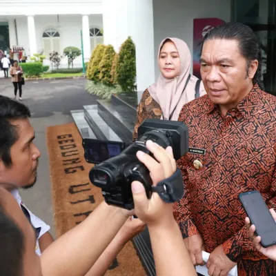 Penyerahan Sertipikat Tanah, Pj Gubernur Banten Al Muktabar: Turut Dorong Perekonomian Masyarakat