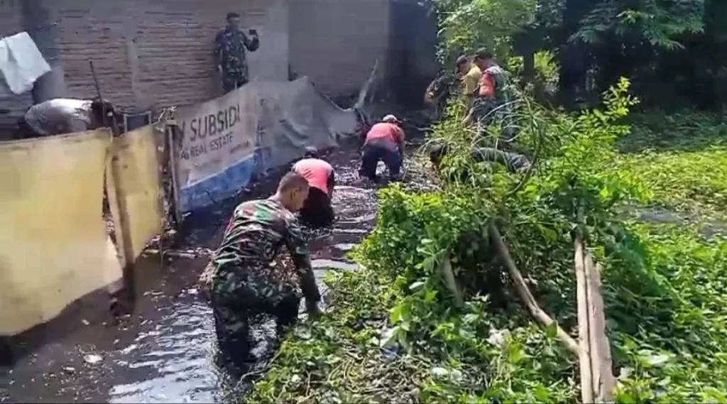 Antisipasi Banjir, Koramil 0602-18/Kragilan Bersihkan Saluran Irigasi Bersama Masyarakat