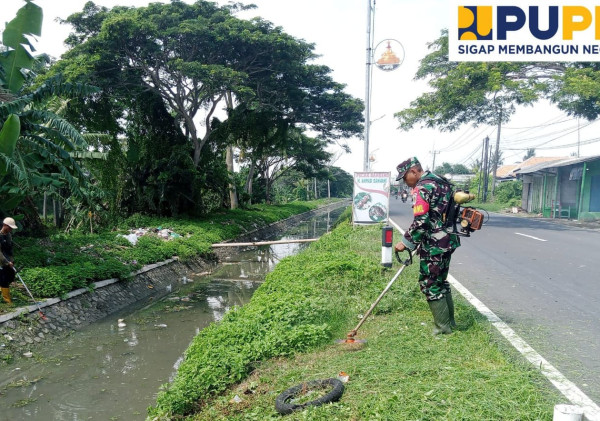 Kapten Kav Baskara Danramil 0602-11/Tirtayasa Terjun Langsung Membersihkan Jalan
