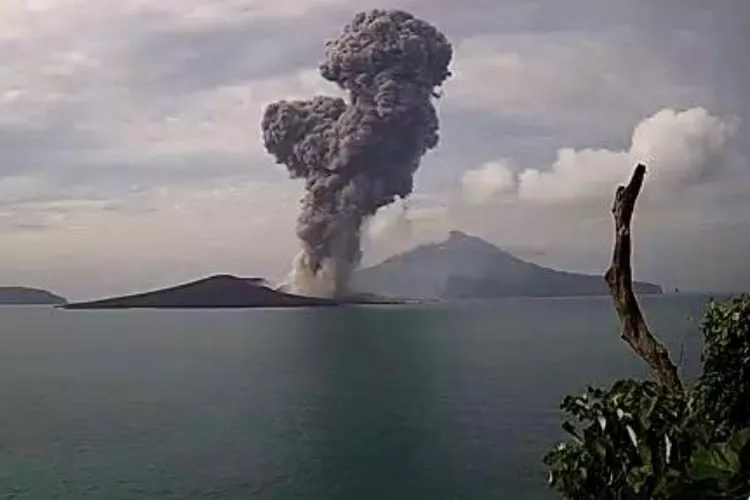 Gunung Anak Krakatau Kembali Erupsi, Masyarakat Sekitar dan Nelayan di Imbau Agar Waspada