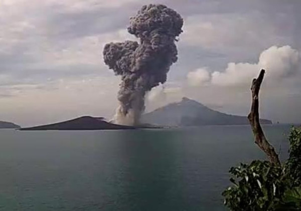 Gunung Anak Krakatau Kembali Erupsi, Masyarakat Sekitar dan Nelayan di Imbau Agar Waspada