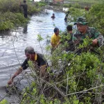 Koramil 0602-02/Kasemen Laksanakan Karbak Pembersihan Sungai