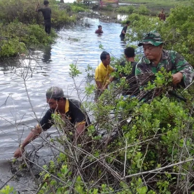 Koramil 0602-02/Kasemen Laksanakan Karbak Pembersihan Sungai