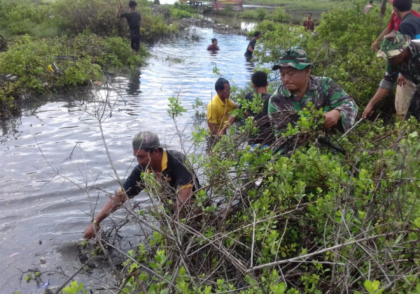 Koramil 0602-02/Kasemen Laksanakan Karbak Pembersihan Sungai
