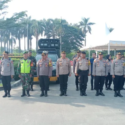 Personel Kodim 0602/Serang Bantu Aparat Kepolisian Pengamanan Aksi Unras Buruh