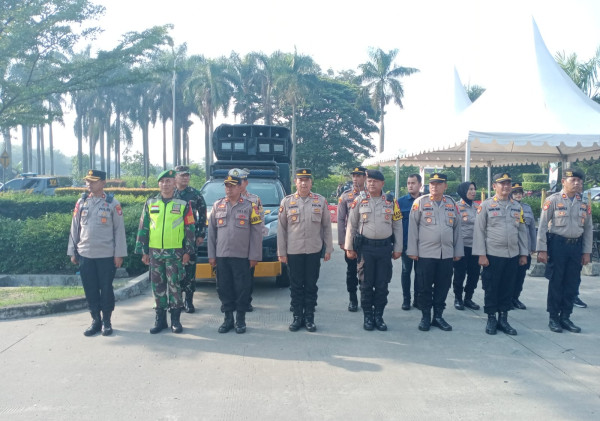 Personel Kodim 0602/Serang Bantu Aparat Kepolisian Pengamanan Aksi Unras Buruh