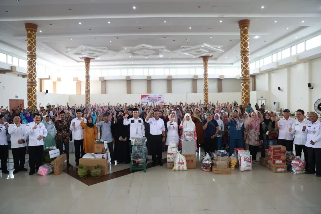 Pj Gubernur Banten Salurkan Bantuan Usaha Ekonomi Produktif