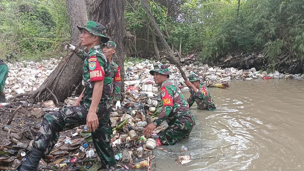 Koramil 0602-10/Pontang Bersihkan Sampah Dialiran Sungai Ciwaka Bersama Komunitas Pecinta Sungai