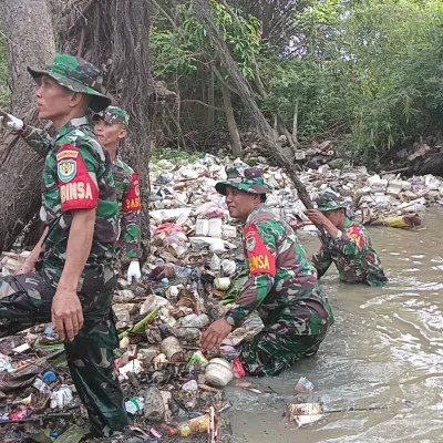 Koramil 0602-10/Pontang Bersihkan Sampah Dialiran Sungai Ciwaka Bersama Komunitas Pecinta Sungai