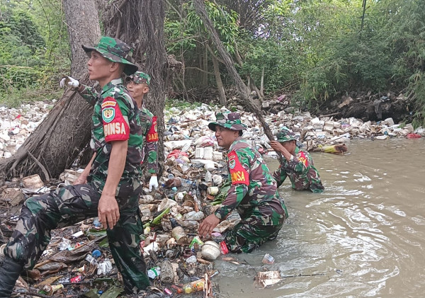 Koramil 0602-10/Pontang Bersihkan Sampah Dialiran Sungai Ciwaka Bersama Komunitas Pecinta Sungai